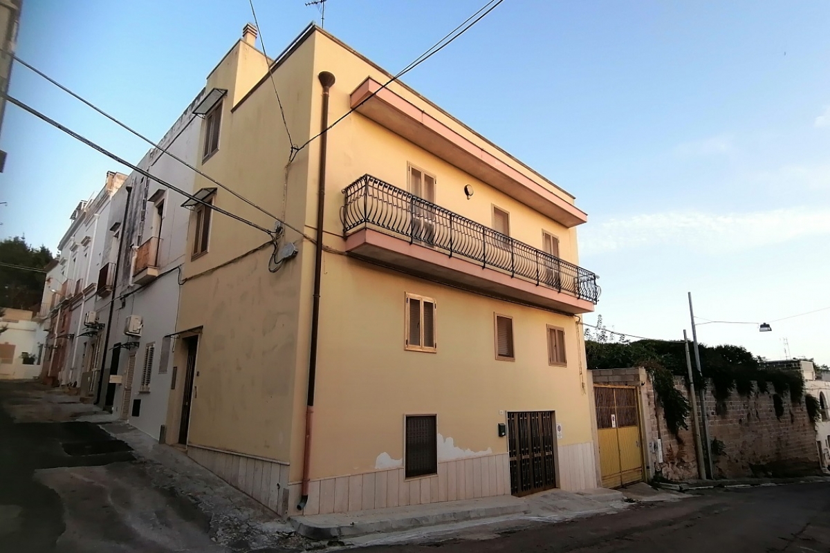 1 esterno.jpg